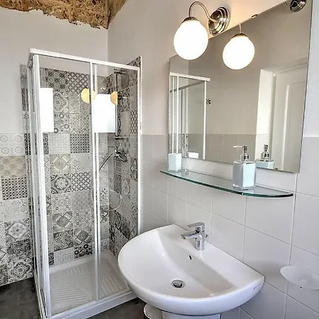 Sleeps 2 Pool Air Con Wifi * Racale